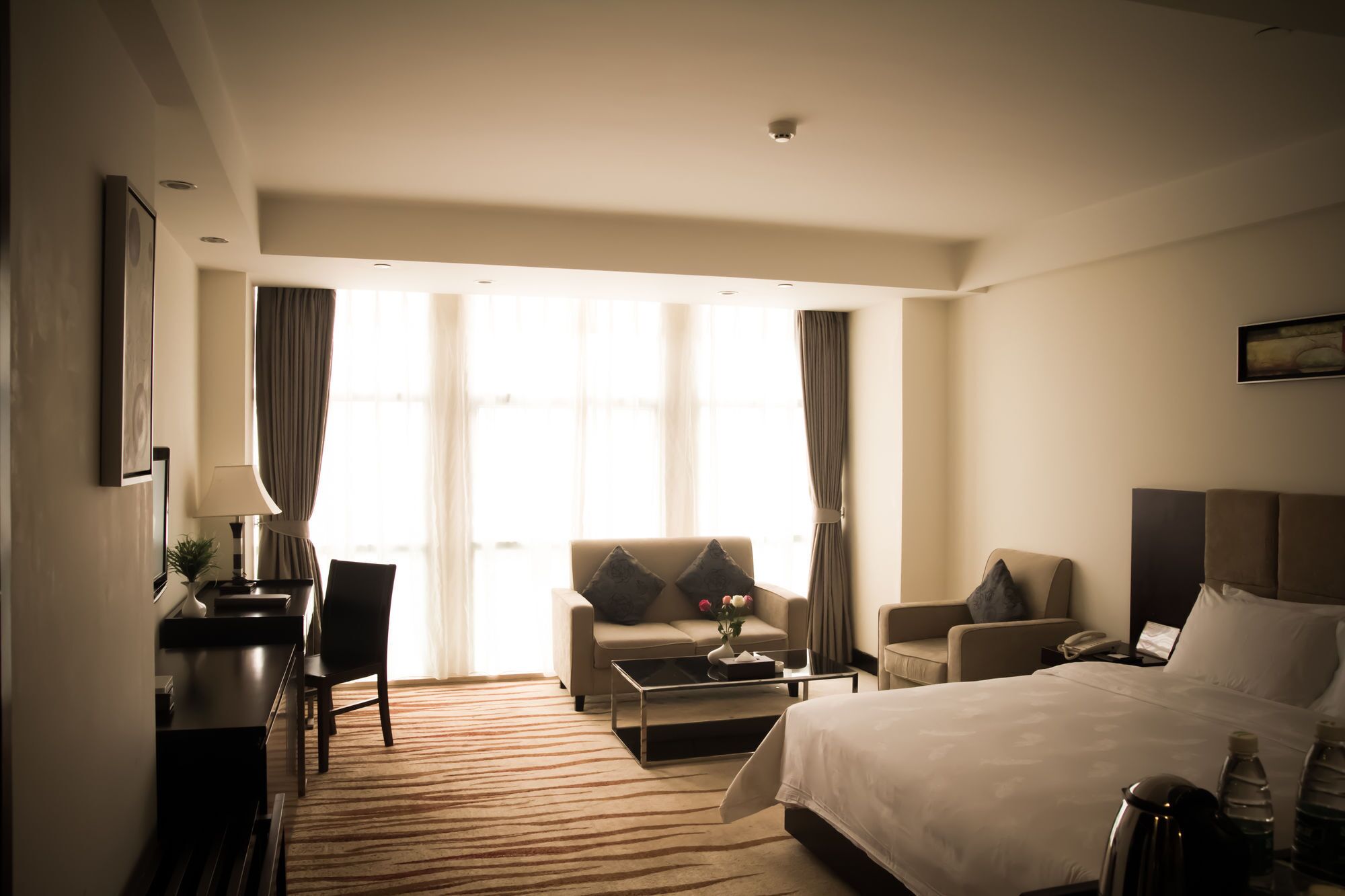 Kahden hengen businesshuone, 1 makuuhuone, jääkaappi | Ylelliset vuodevaatteet, minibaari, tallelokero huoneessa, työpöytä