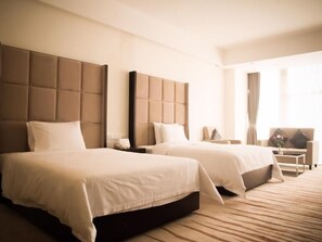 Hochwertige Bettwaren, Minibar, Zimmersafe, Schreibtisch
