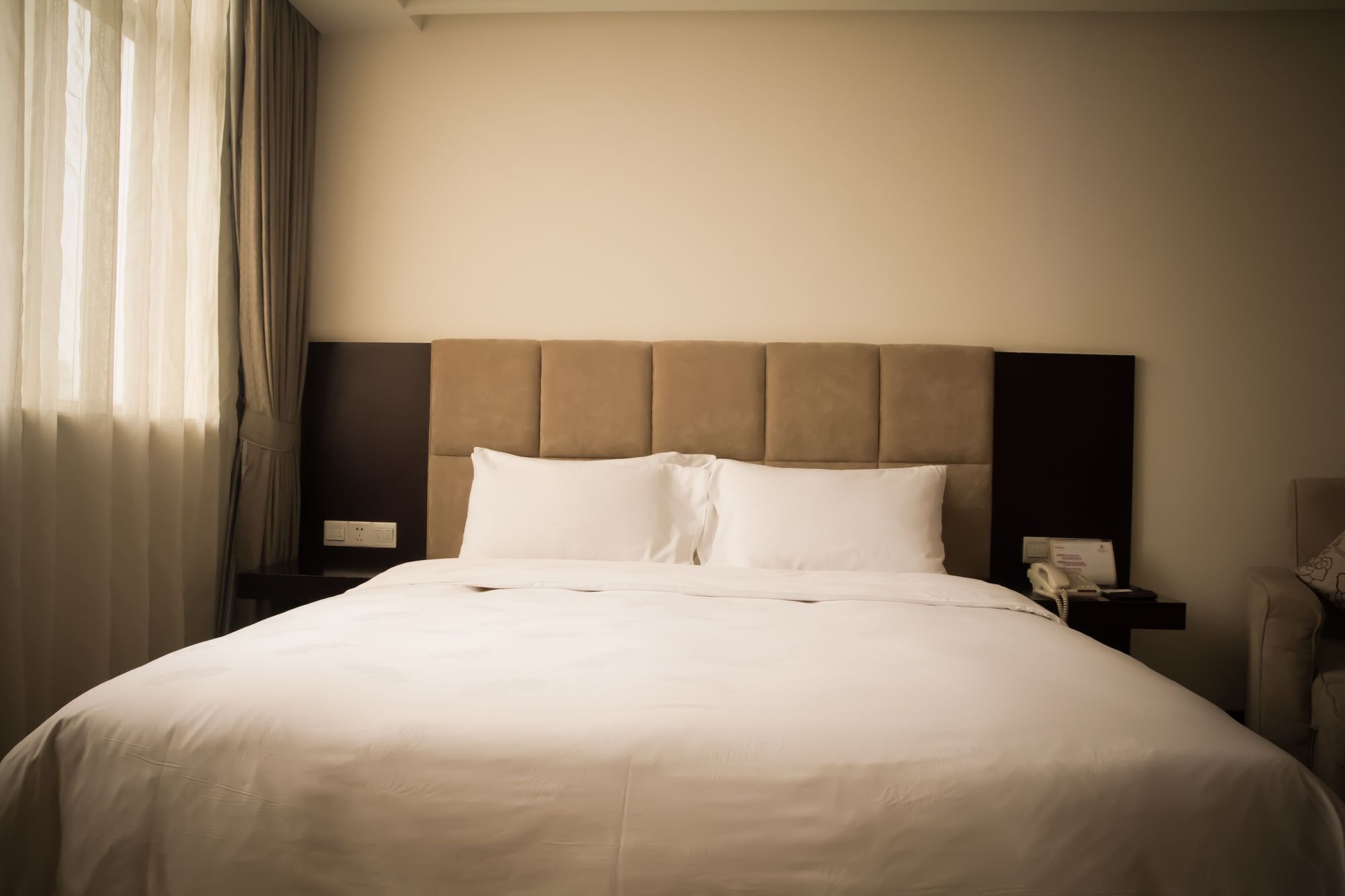 豪华大床房 | 高級寢具、迷你吧、房內夾萬、書桌