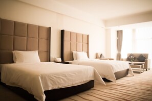 Deluxe Twin Room, Kitchenette | Premium bedding, minibar, in-room safe, desk - Zenith International Hotel (Guangzhou)