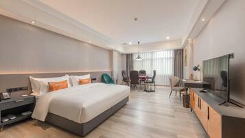 Peralatan tempat tidur premium, bar mini, peti besi dalam bilik, meja