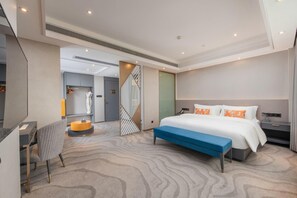 Roupas de cama premium, frigobar, cofres nos quartos, escrivaninha