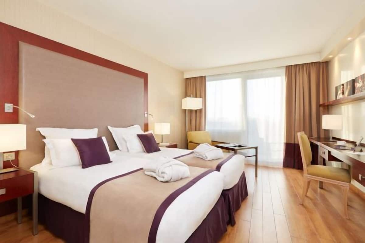 In-room safe, individually furnished, desk, laptop workspace
