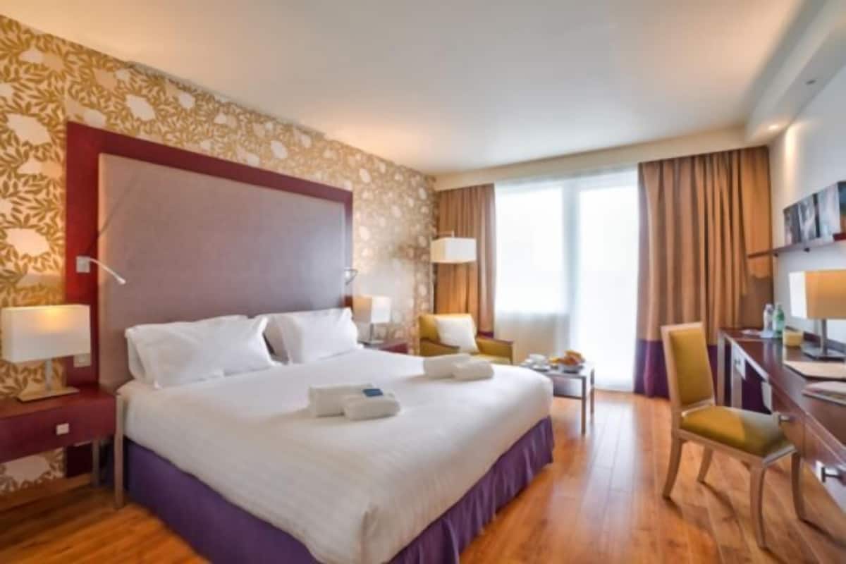 In-room safe, individually furnished, desk, laptop workspace