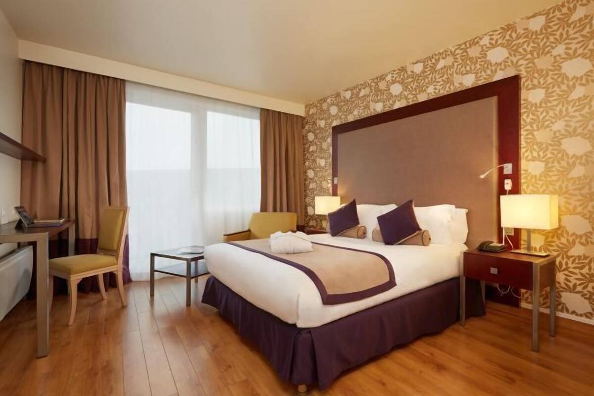 In-room safe, individually furnished, desk, laptop workspace