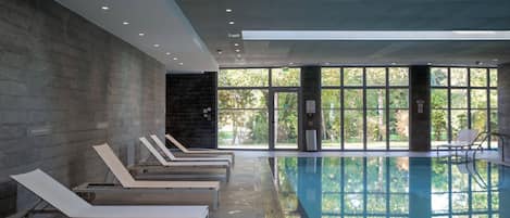 Piscine couverte, accès possible de 09 h 00 à 21 h 00, chaises longues