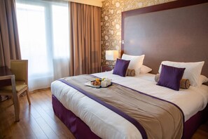Suite, 1 cama King size y sofá cama, para no fumadores | Caja de seguridad en la habitación, muebles diferentes y escritorio 