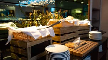 Daily continental breakfast (EUR 20 per person)