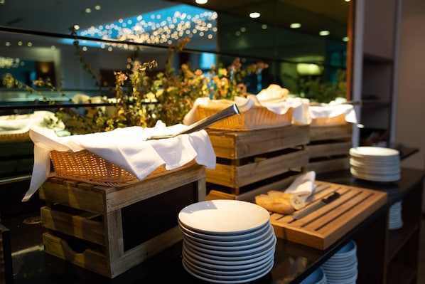 Desayuno continental (EUR 20 por persona) 