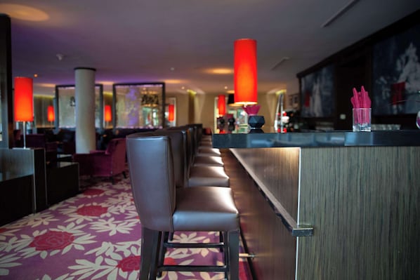 Serveert ontbijt, lunch en diner