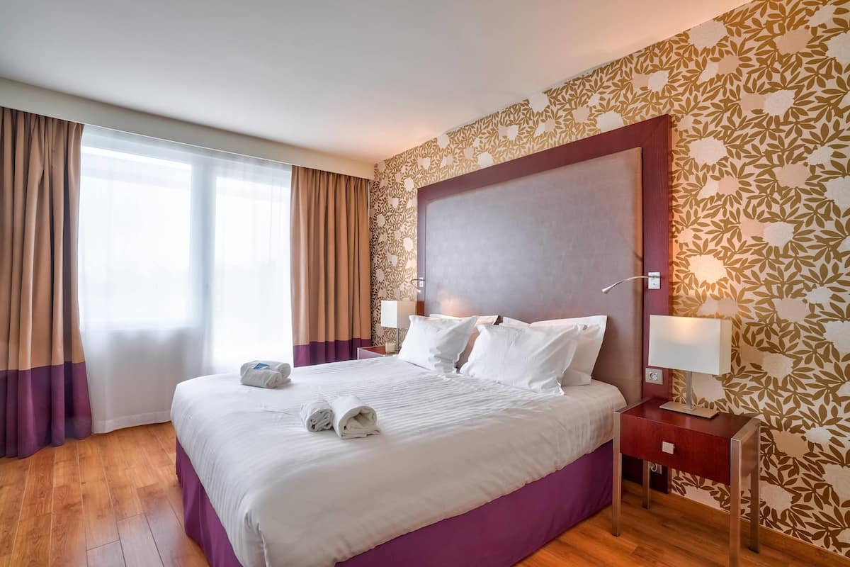 Standaard kamer, 1 kingsize bed met slaapbank, niet-roken | Een kluis op de kamer, individueel gemeubileerd, een bureau