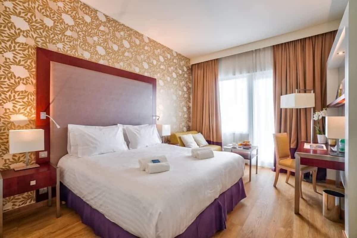 In-room safe, individually furnished, desk, laptop workspace