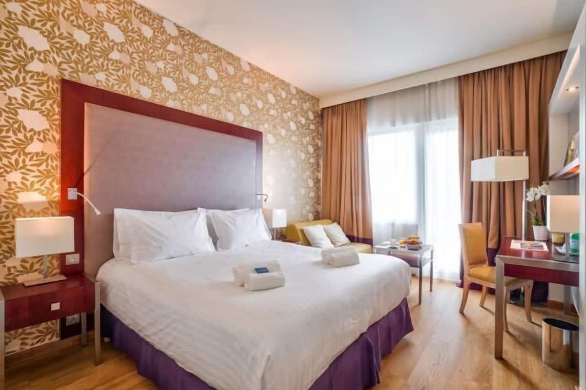 In-room safe, individually furnished, desk, laptop workspace