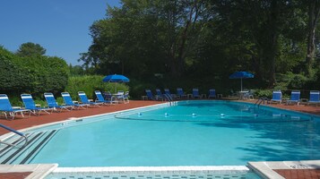 Una piscina al aire libre de temporada