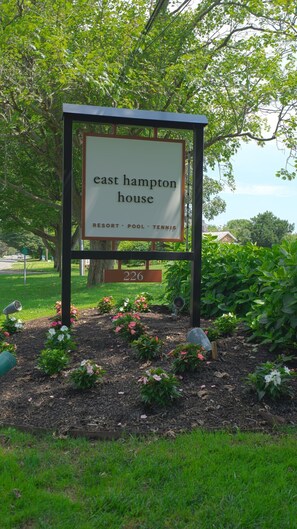 Front of property - East Hampton House Resort (East Hampton)