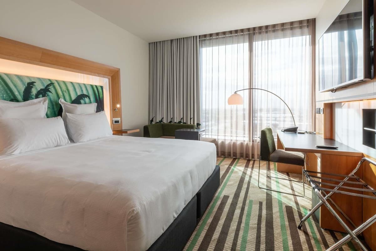 Superior Room, 1 King Bed, Accessible | In-room safe, desk, blackout drapes, soundproofing
