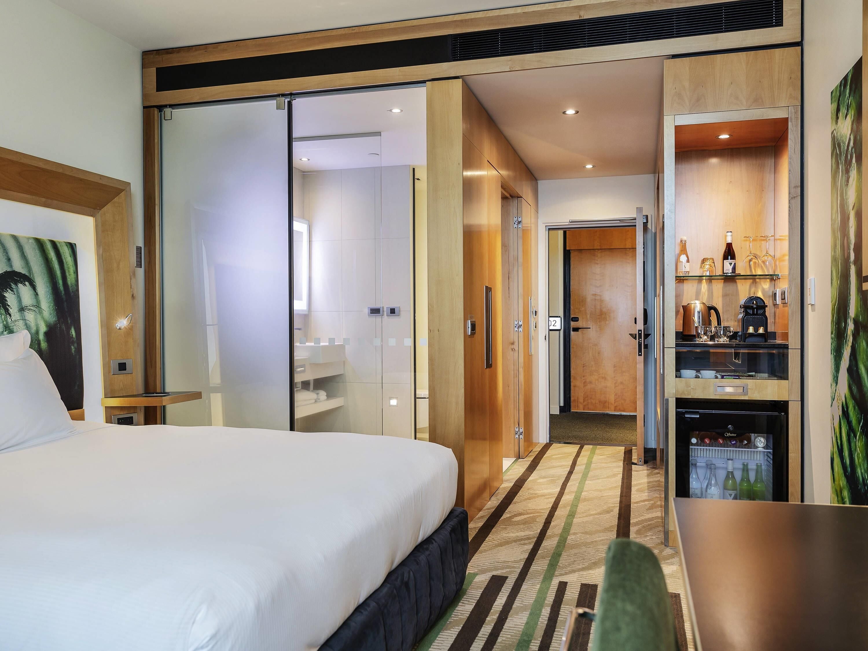 executive room, 1 king bed | 1 bedroom, in-room safe, desk, blackout curtains