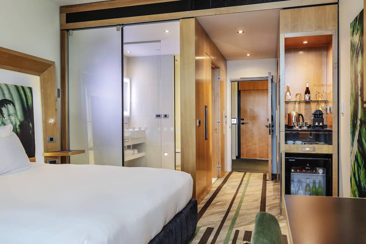 executive room, 1 king bed | 1 bedroom, in-room safe, desk, blackout curtains