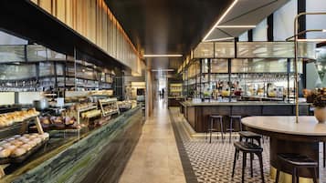 Serveert ontbijt, lunch en diner