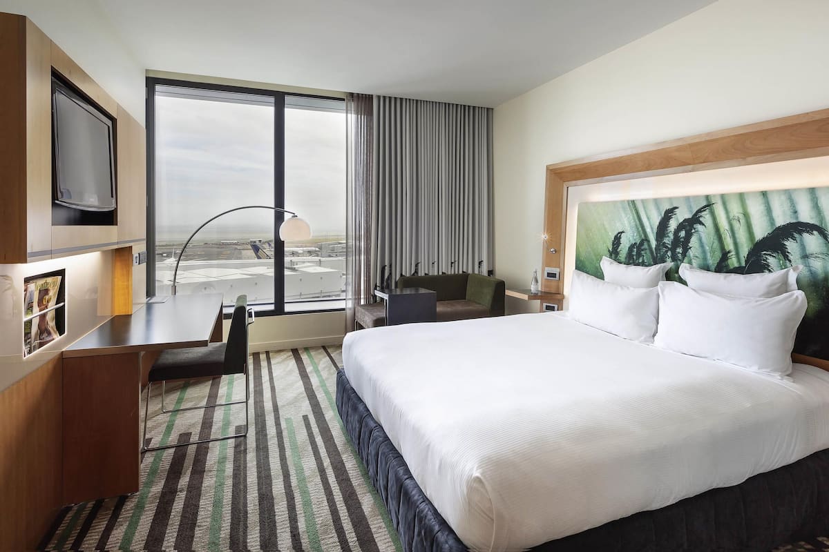 Zimmersafe, Schreibtisch, Verdunkelungsvorhänge, schallisolierte Zimmer