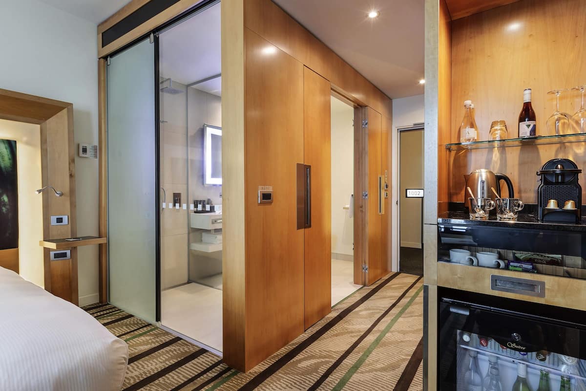 executive room, 1 king bed | 1 bedroom, in-room safe, desk, blackout curtains