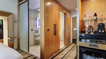 Executive Room, 1 King Bed | 1 bedroom, in-room safe, desk, blackout drapes