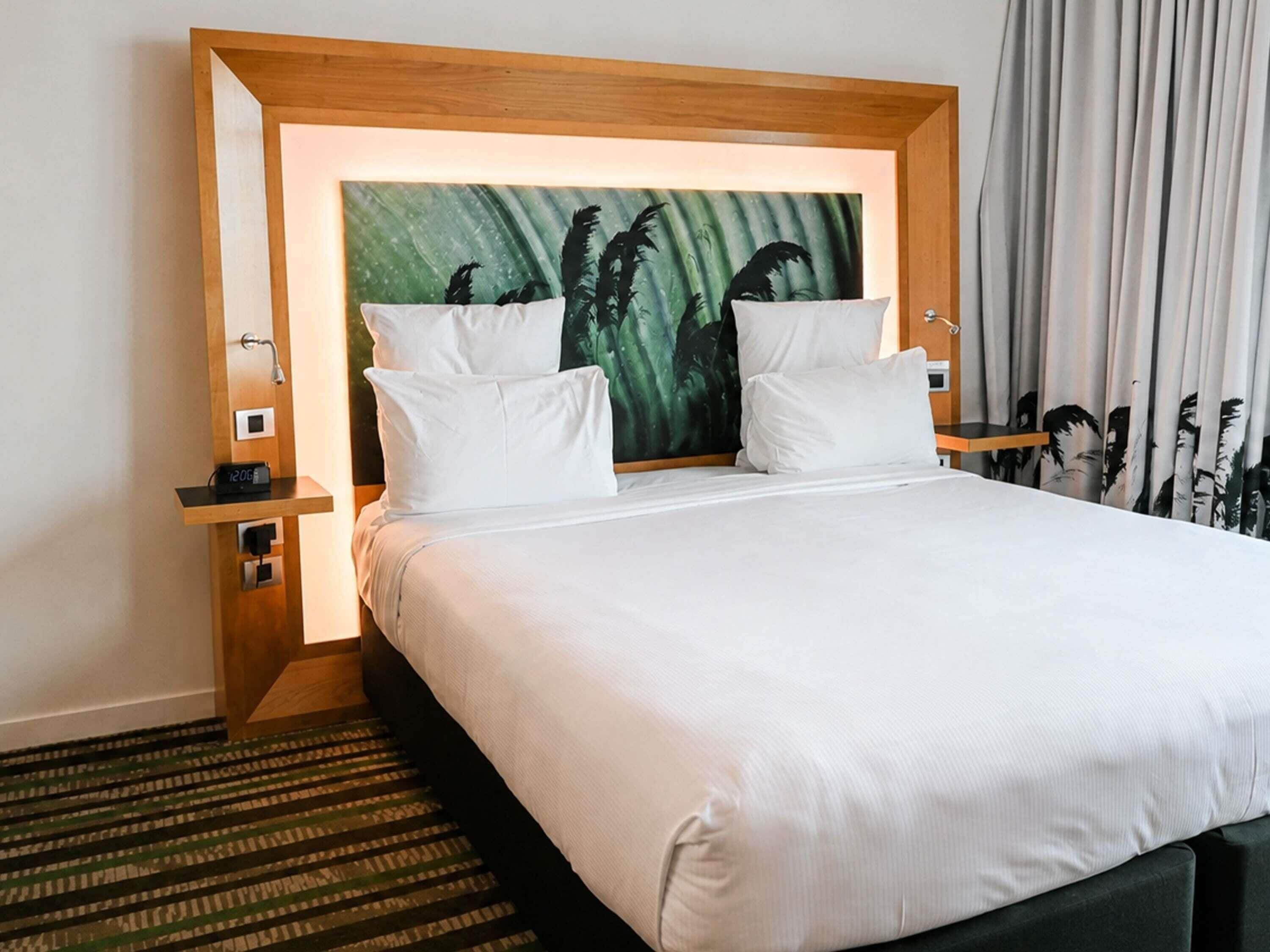 Superior Room, 1 King Bed, Accessible | In-room safe, desk, blackout drapes, soundproofing