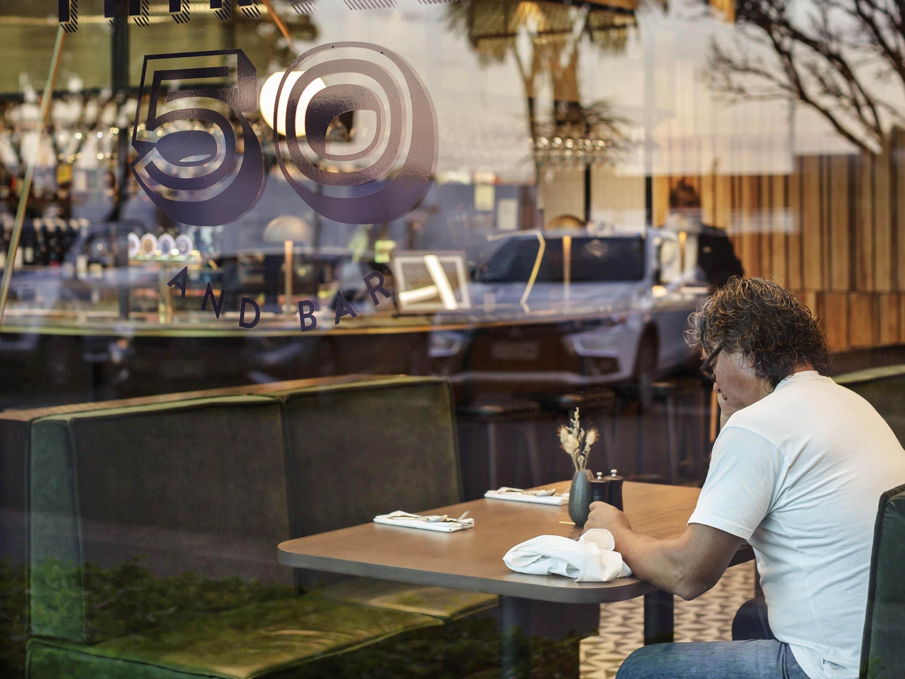 Melayani sarapan, makan siang, dan makan malam