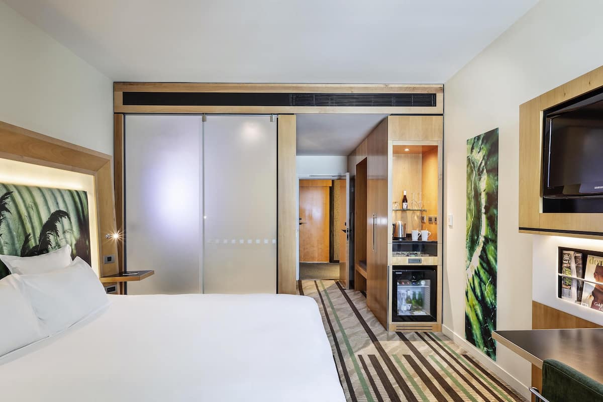 高级房, 1 张特大床 | 1 多间卧室、客房内保险箱、办公桌、遮光窗帘