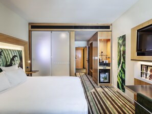 Habitación superior, 1 cama King size | Caja de seguridad en la habitación, escritorio y cortinas blackout 