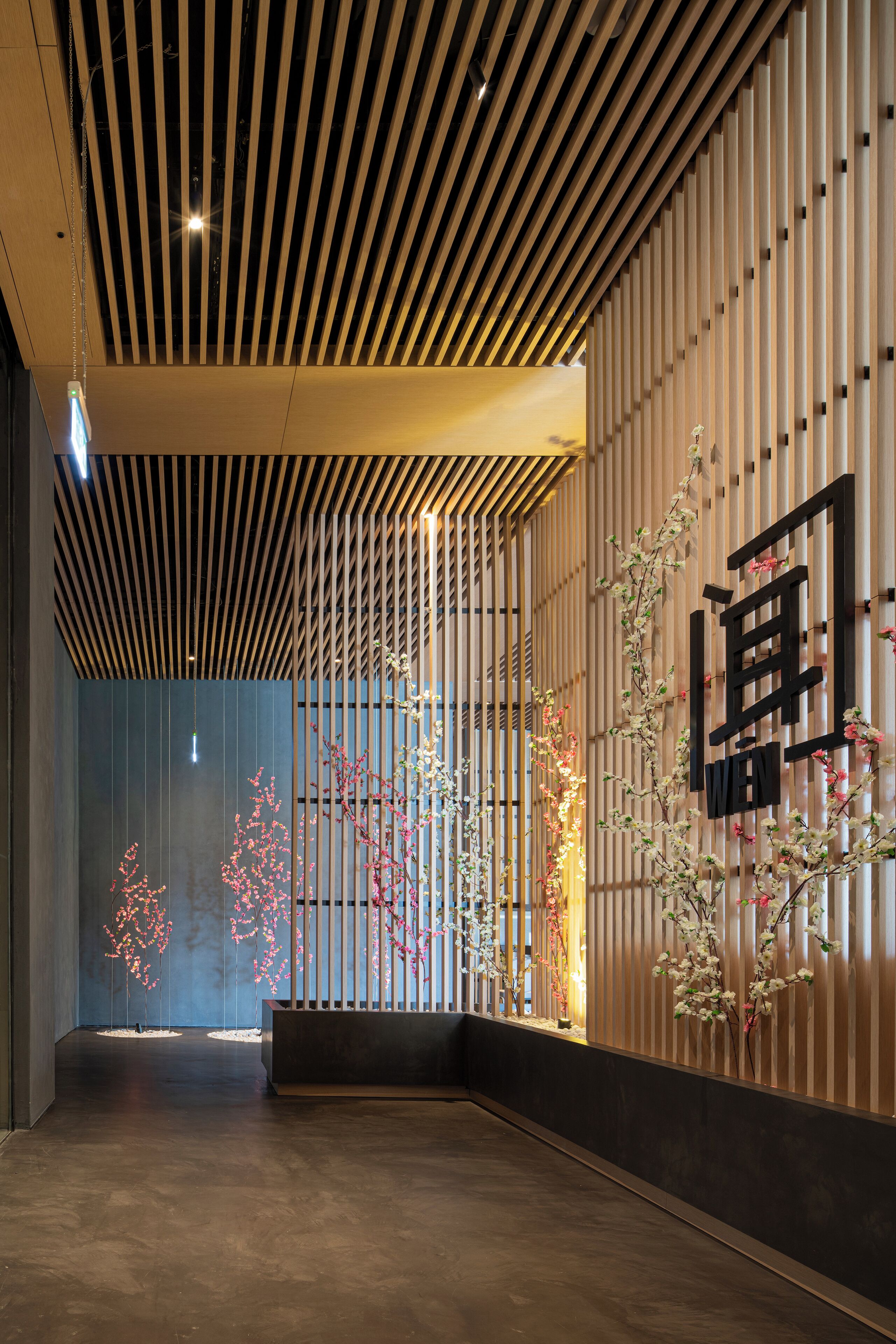 6 restaurants; breakfast and dinner served 