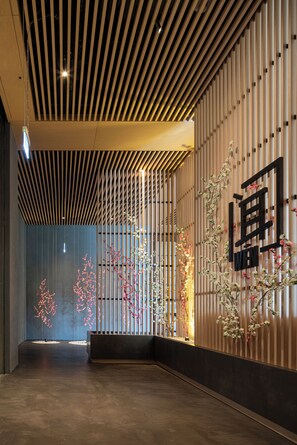 6 restaurants; breakfast and dinner served 