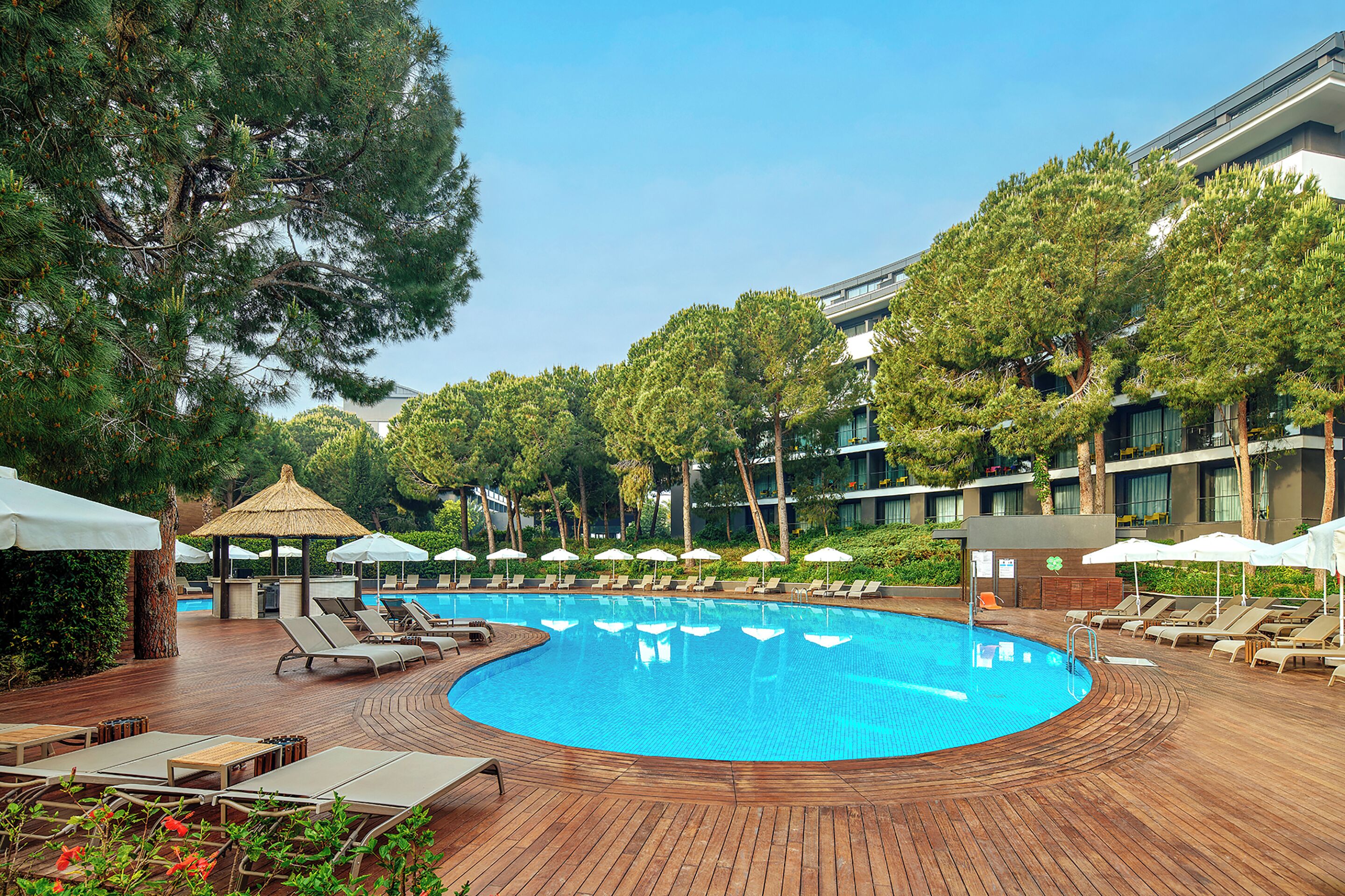 Una piscina techada, 6 piscinas al aire libre, sombrillas