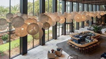 15 bars/lounges, 4 poolside bars, 2 beach bars