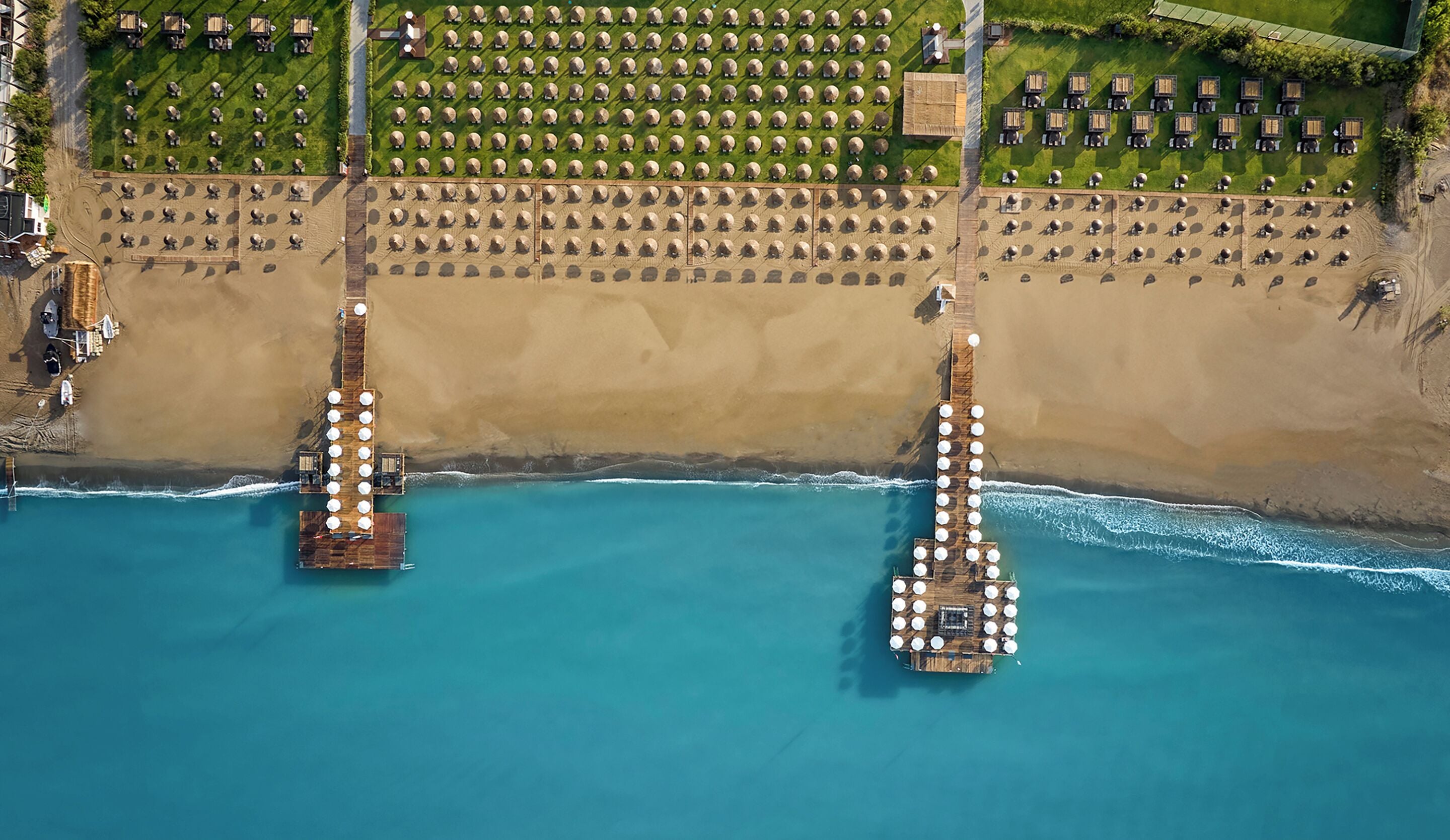 หาดส่วนตัว, รถรับส่งชายหาด (ฟรี), เก้าอ  ี้อาบแดด, ร่มชายหาด