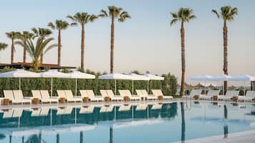 Una piscina techada, 6 piscinas al aire libre, sombrillas
