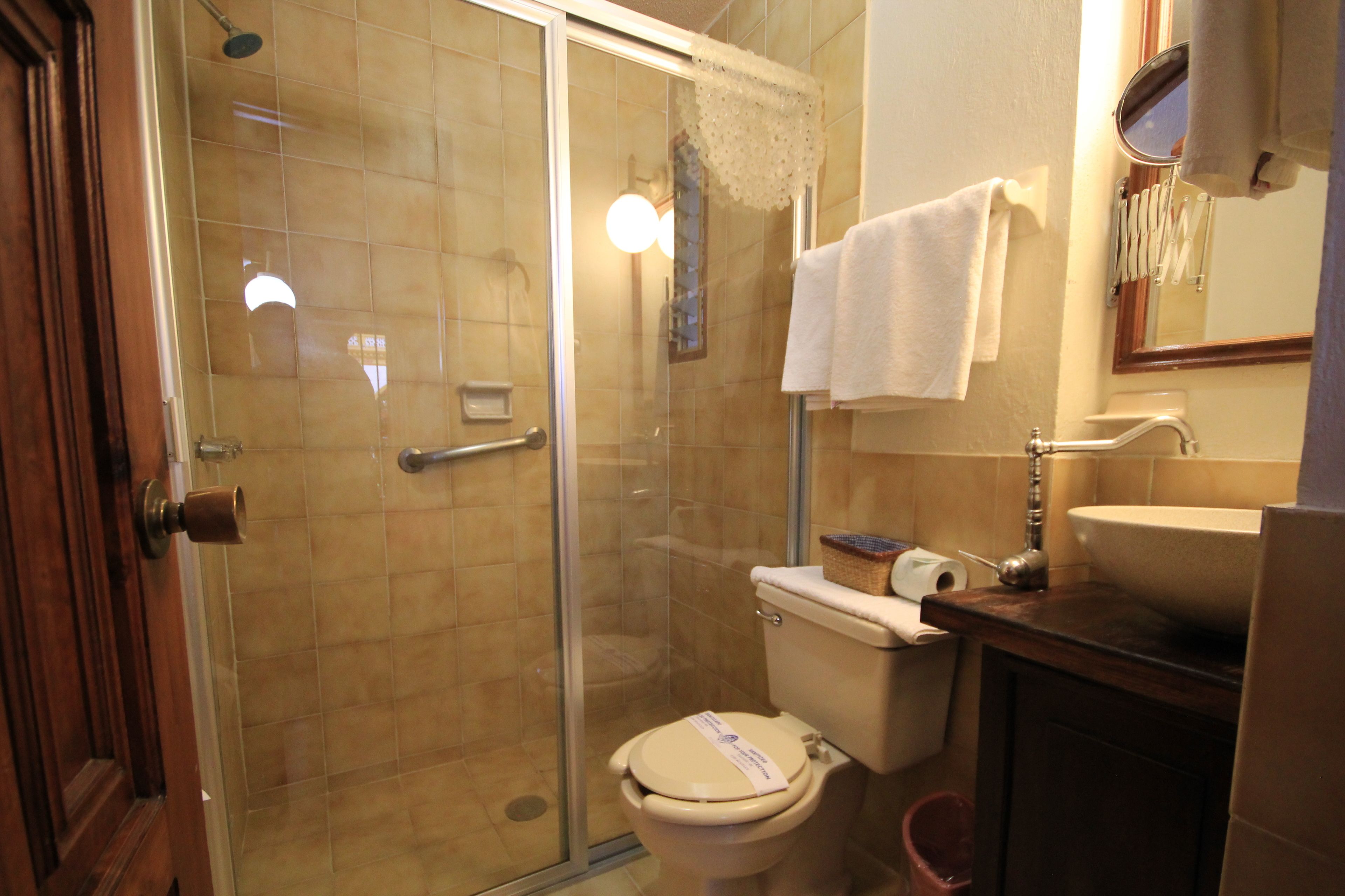 triple room | bathroom | free toiletries, towels