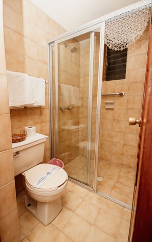 Habitación doble | Baño | Amenidades de baño gratuitas y toallas 
