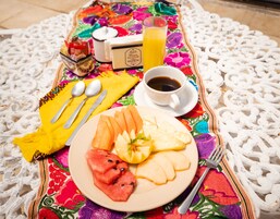 Breakfast, lunch, dinner served; Regional cuisine