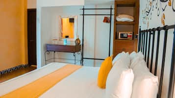 Habitación superior | Ropa de cama de alta calidad, escritorio, wifi gratis y despertador