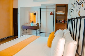 Superior-Zimmer | Hochwertige Bettwaren, individuell eingerichtet, Schreibtisch