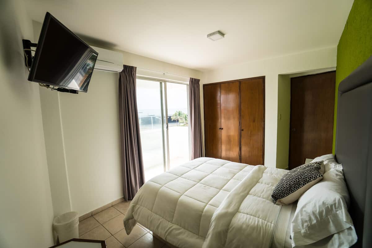 Suite estándar, 1 cama de matrimonio, en una planta alta | 1 dormitorio, escritorio, espacio para trabajar con un portátil
