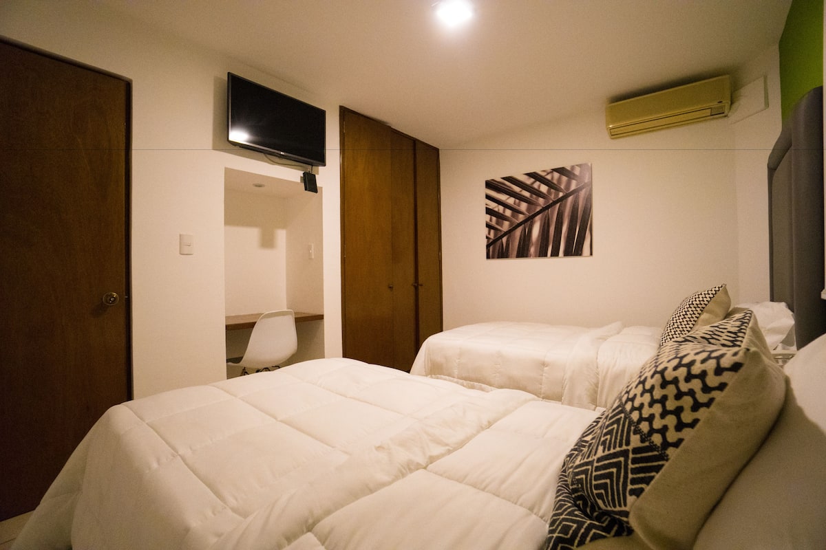 Suite superior, 2 camas de matrimonio, en una planta alta | 1 dormitorio, escritorio, espacio para trabajar con un portátil