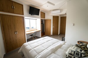 Habitación cuádruple superior, 2 camas matrimoniales, torre | Escritorio, espacio para trabajar con laptop y cortinas blackout