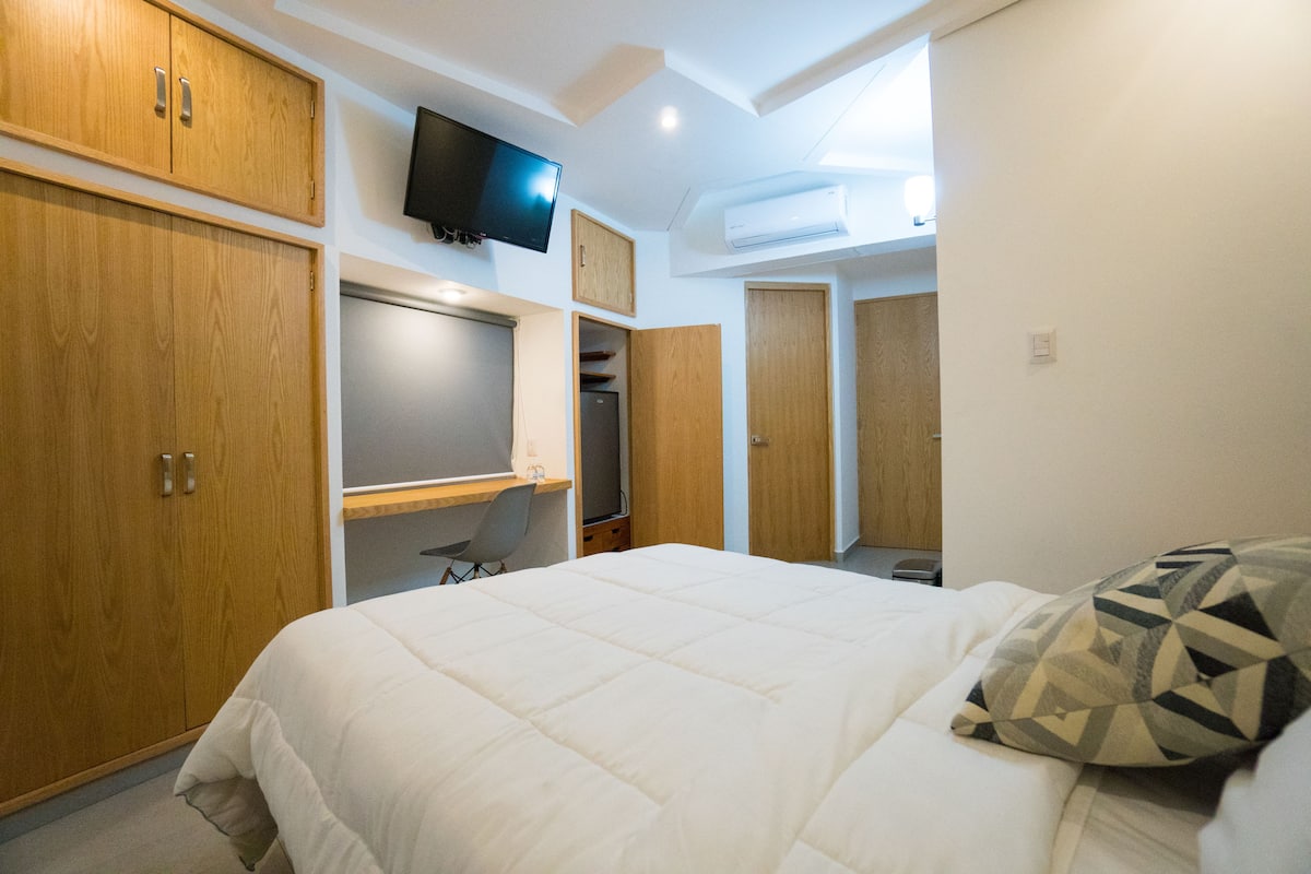 Habitación cuádruple superior, 2 camas dobles, en una planta alta | 1 dormitorio, escritorio, espacio para trabajar con un portátil