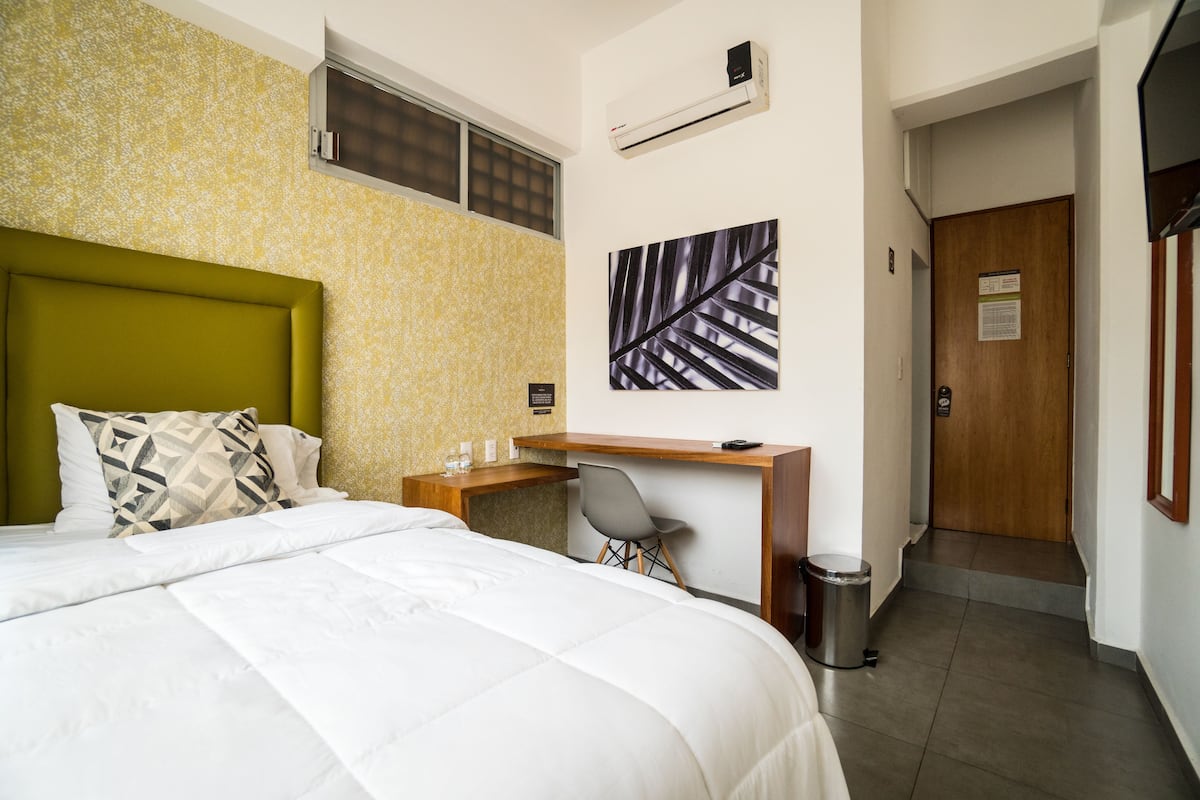 Habitación básica doble, 1 cama doble, planta baja | 1 dormitorio, escritorio, espacio para trabajar con un portátil