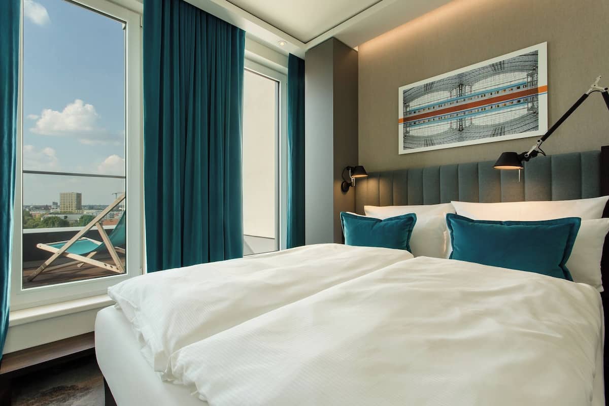 Una scrivania, insonorizzazione, Wi-Fi gratuito, lenzuola