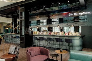 Bar (trong khuôn viên)