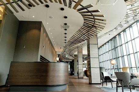 Recepción. Motel One Berlin - Hauptbahnhof