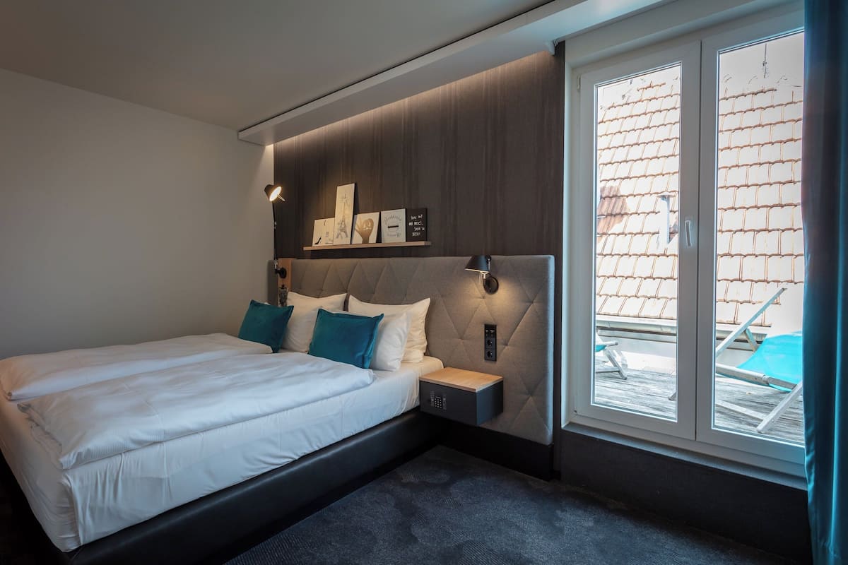 desk, soundproofing, free wifi, bed sheets